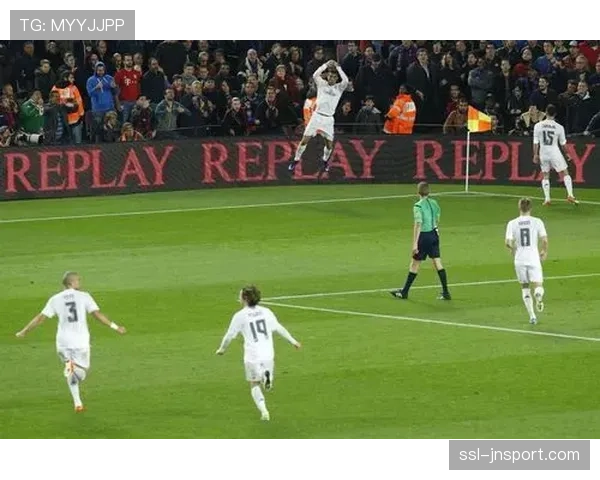 西班牙国家德比花絮：诺坎普看台展示巨幅TIFO致敬克鲁伊夫